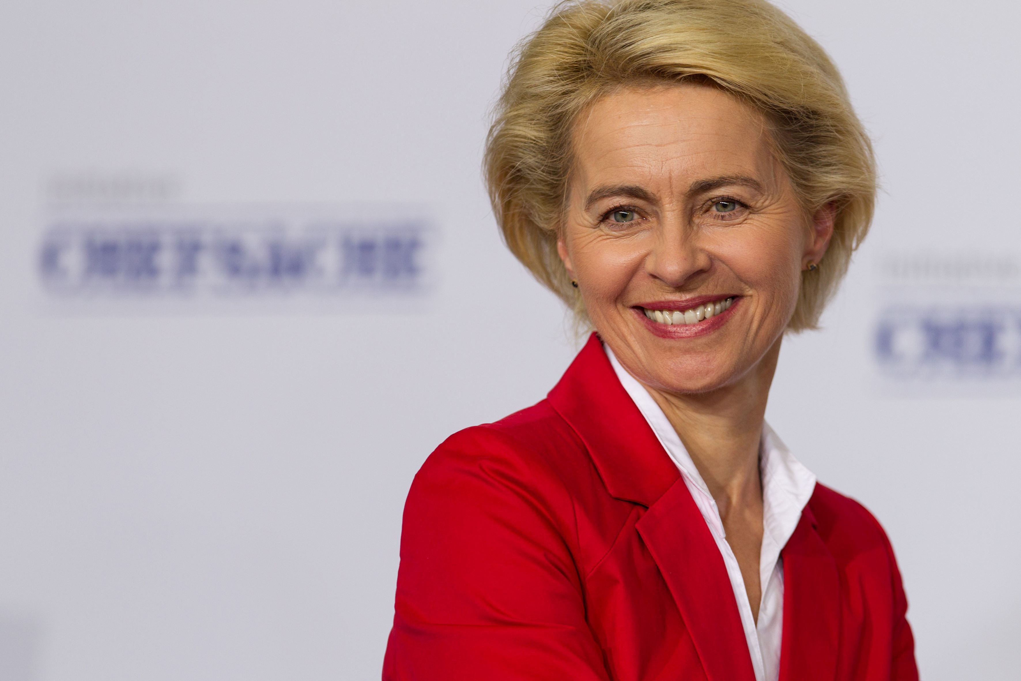 ursula von der leyen sandalye
