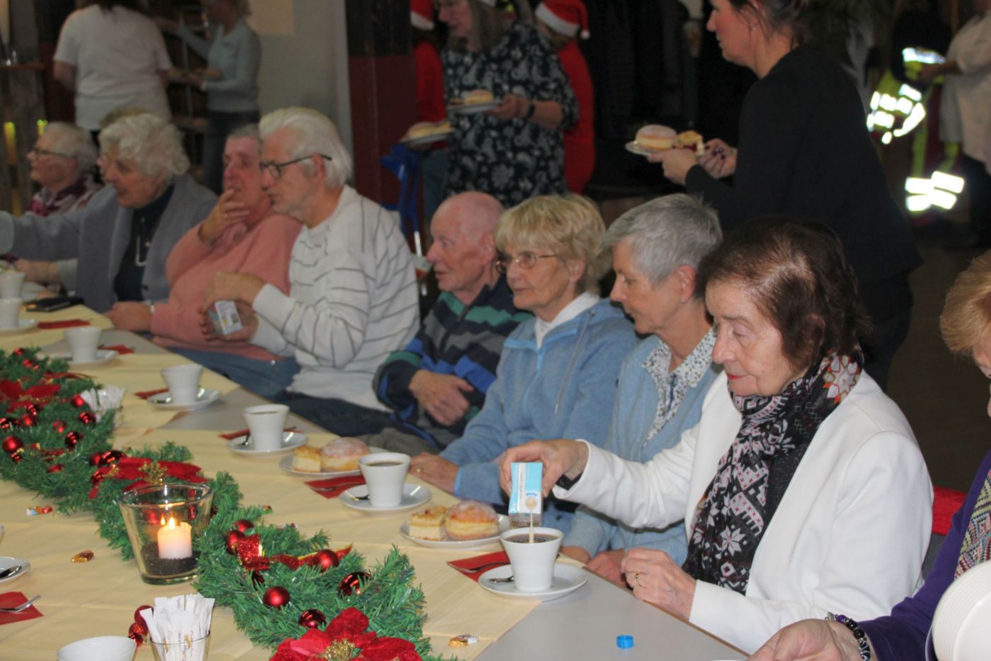 con-nect.de - Calenberger Online News: ASB-Seniorenweihnachtsfeier – 250  Senioren feiern im Zechensaal