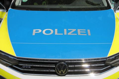 Wer hat Anhänger auf Auto abgestellt? - Polizei steht vor kuriosem