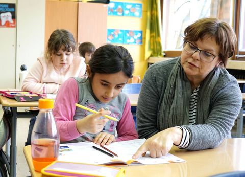 Lesemann drückt die Schulbank