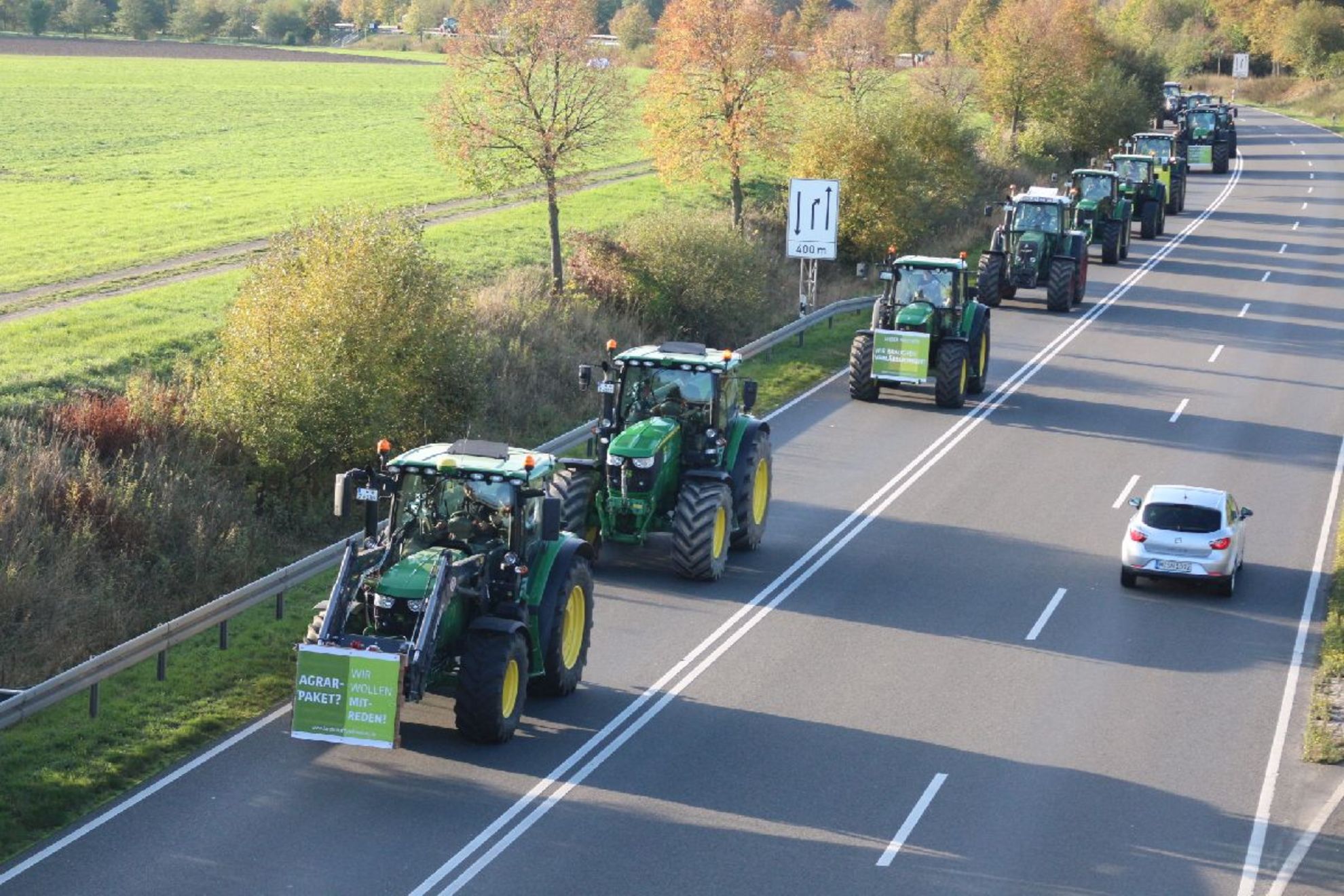 con-nect.de - Calenberger Online News: 500 Trecker rollten über die B217
